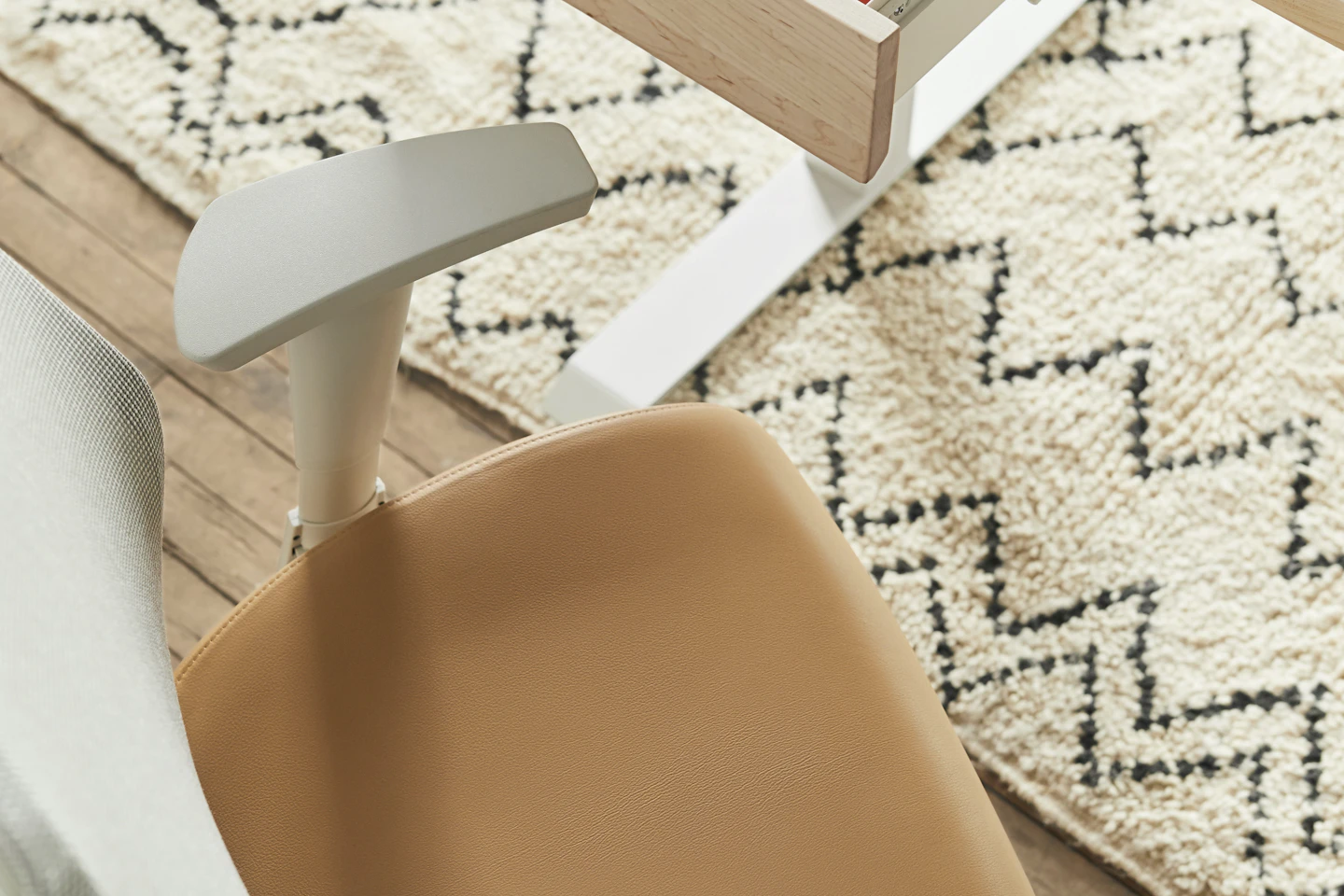 Silla y escritorio de madera en un espacio de trabajo en casa