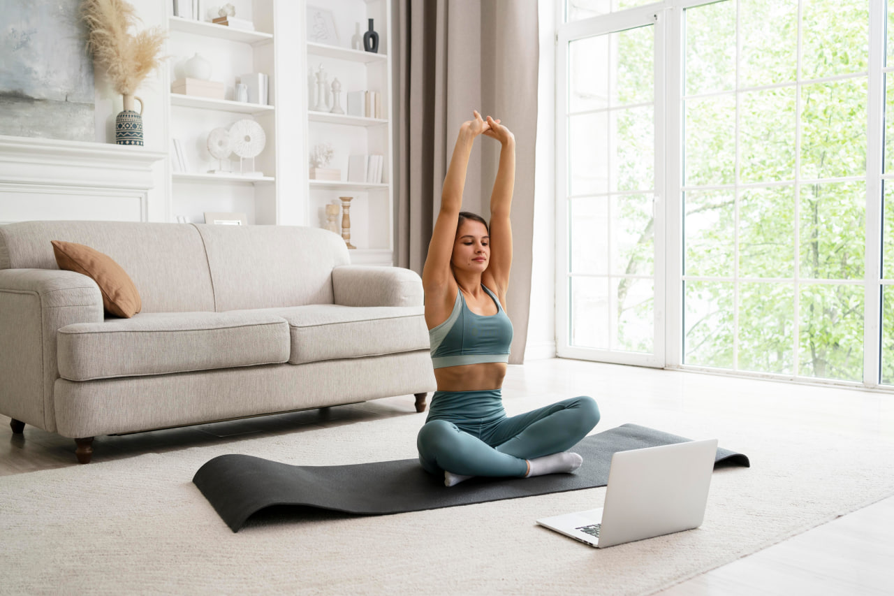 Espacio de yoga con tapetes, madera y luz natural